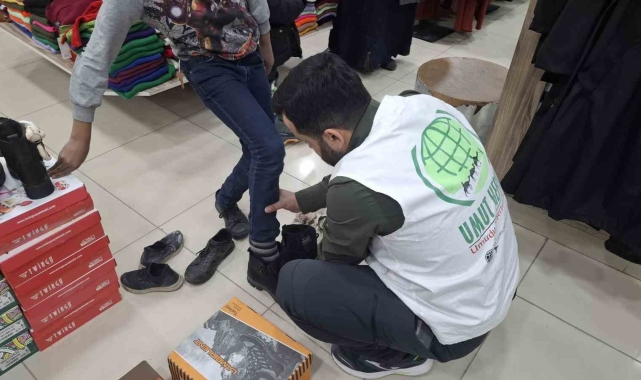 Van'da ihtiyaç sahibi çocuklara bot ve mont yardımı