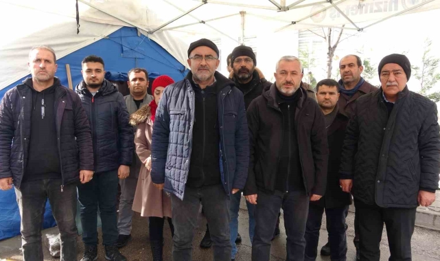 Van'da işten çıkarılanlar soğuk havada eylem yapıyor