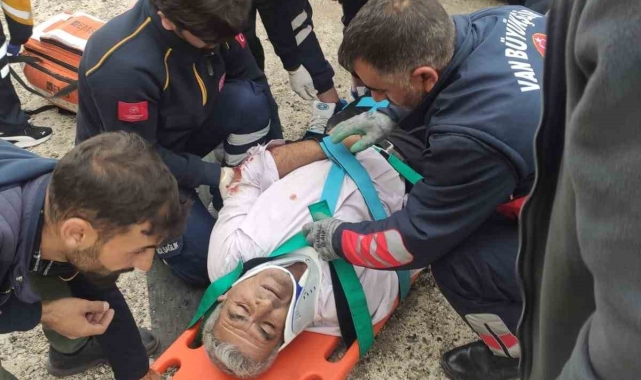 Van'da minibüs kanala düştü: 1 ölü