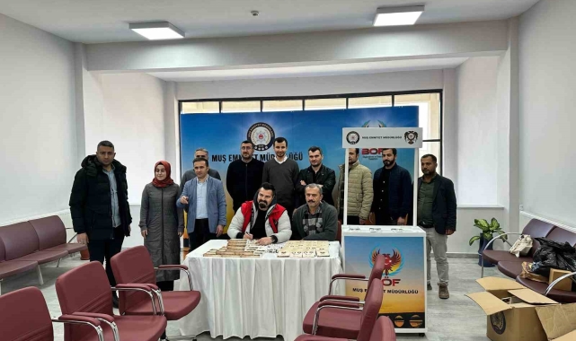 Varto'da "El Ele Güvenli Geleceğe" projesi kapsamında bilgilendirme standı kuruldu