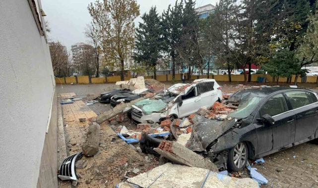 Veli toplantısı sırasında otomobillerin üzerine duvar devrildi: 3 yaralı