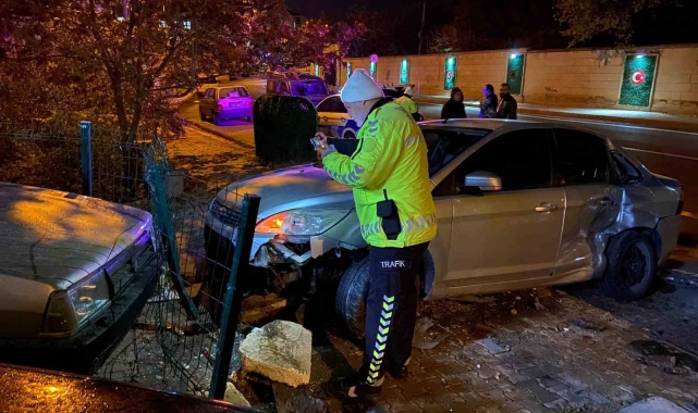 Virajı alamayan otomobil park halindeki 2 araca çarptı: 1 hafif yaralı