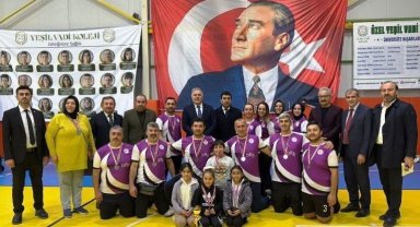 Voleybol turnuvasında öğretmenler arasında kıyasıya mücadele