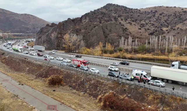 Yağmurla gelen kazalar: Düğün konvoyundaki otomobil bariyere çarptı, 5 kişi yaralandı