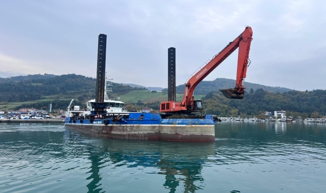 Yakakent Balıkçı Barınağı'nın sığ bölümünde dip temizliği çalışması başlatıldı