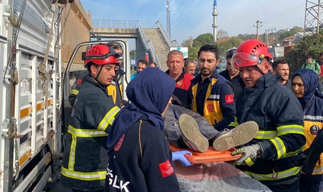 Yalova'da kamyonet kamyona arkadan çarptı: 1 yaralı