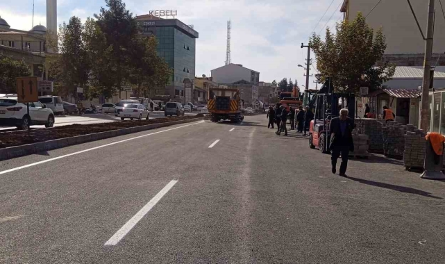 Yapımı tamamlanan karayolunun çizgileri çekiliyor