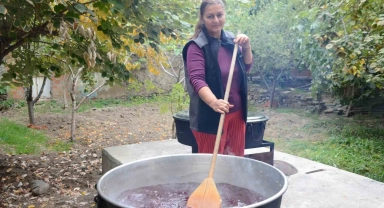 Yarım asırdır aynı yöntemle hurma pekmezi yapıyorlar