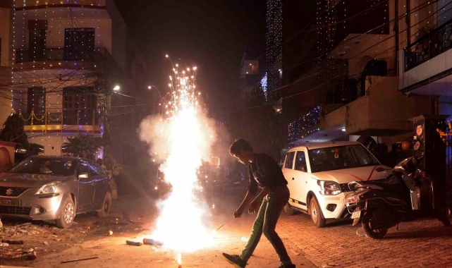 Yeni Delhi havai fişek gösterileriyle en kirli şehir oldu