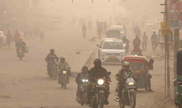 Yeni Delhi'de hava kirliliği nedeniyle okullar kapatıldı