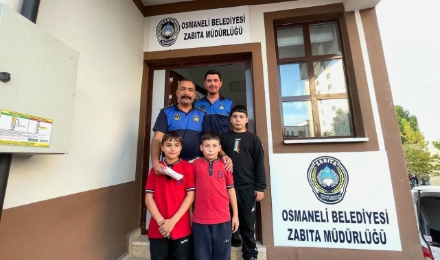 Yerde buldukları parayı zabıtaya teslim ettiler