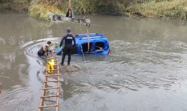 Yeşilırmak Nehri'ne düşen aracı ekipler çıkardı