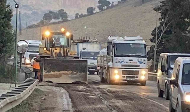 Yola dökülen zeytin posası ekipler tarafından temizlendi