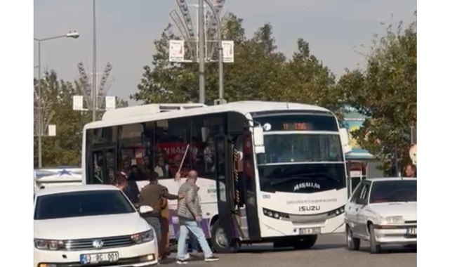 Yolcu minibüsünün şoförüne saldırı: Tekme, tokat ve sopalı kavga