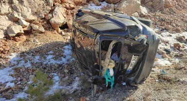 Yolcu otobüsünün arkadan çarptığı otomobil devrildi: 3 yaralı