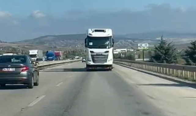 Yolda geri gider gibi görünen tır vatandaşları şaşırttı, gerçek sollama yapılınca anlaşıldı