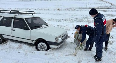 Yolda kalanların yardımına jandarma yetişti