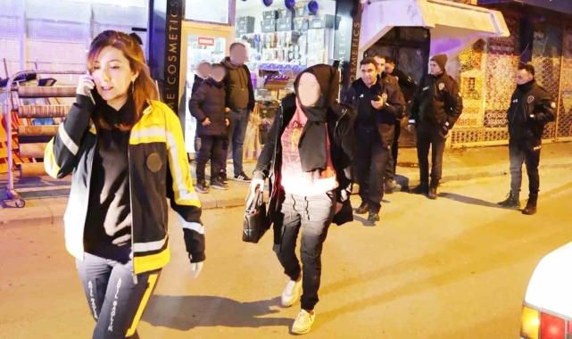Yolda yürürken bıçaklı saldırıya uğradı, saldırgan kayıplara karıştı