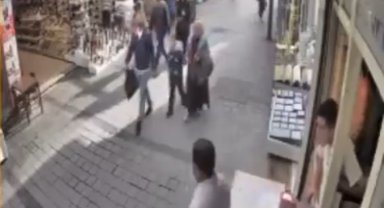 Yolda yürüyen genç kıza durduk yere tekme attı, esnaftan meydan dayağı yedi