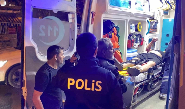 Yolun karşısına geçmeye çalışırken otomobilin çarpmasıyla yaralandı