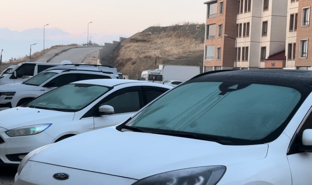 Yüksekova'da araçların camları buz tuttu