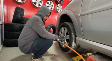 Yüksekova'da havalar soğudu, sürücüler lastik değişimine başladı