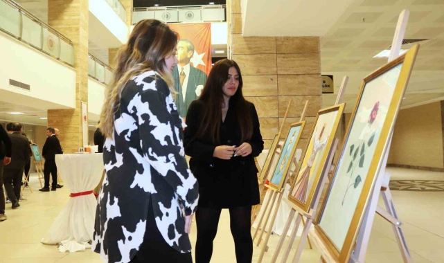 Yükümlülerin yaptığı ebru ve resimler göz doldurdu