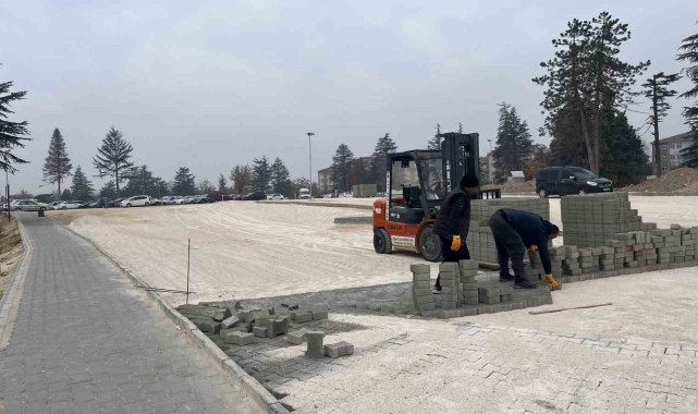 Yunus Emre Devlet Hastanesi'nin otoparkında yenileme çalışması yapılıyor