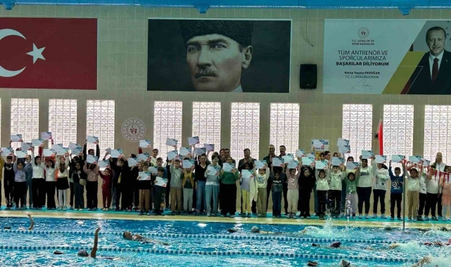 Yüzme eğitimini tamamlayan minikler sertifikalarına kavuştu