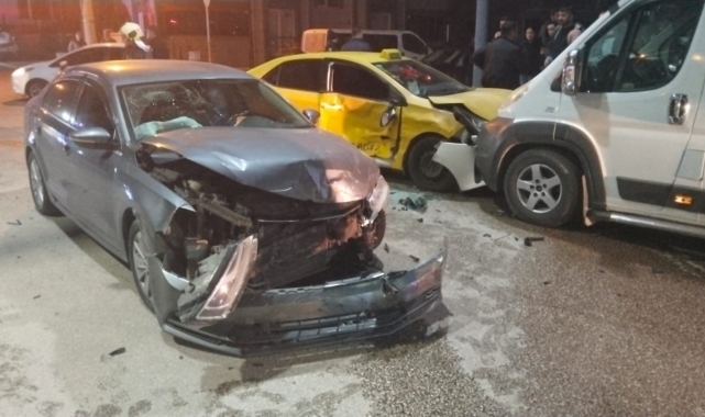 Zincirleme kazada maddi hasar oluştu