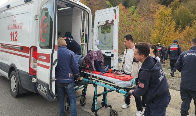 Zonguldak'ta devrilen otomobilde sıkışan çift yaralandı