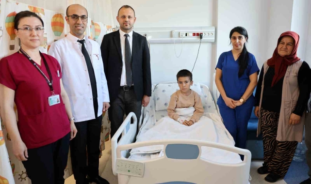 10 yaşındaki Berat, milyonda bir görülen tümörden Adana'da kurtuldu