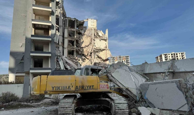 11 katlı binanın yıkımında iş makinesi operatörü yaralandı