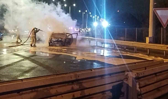 15 Temmuz Şehitler Köprüsü'nde otomobil alev alev yandı
