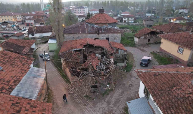 5,6'lık depremin merkez üssü Buğdaylı köyünde yaralar sarılıyor