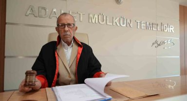 87 yaşındaki huzurevi sakininin 'hakimlik' hayali gerçek oldu: Cübbe giydi, dava yönetti