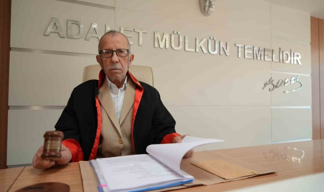 87 yaşındaki huzurevi sakininin 'hakimlik' hayali gerçek oldu: Cübbe giydi, dava yönetti
