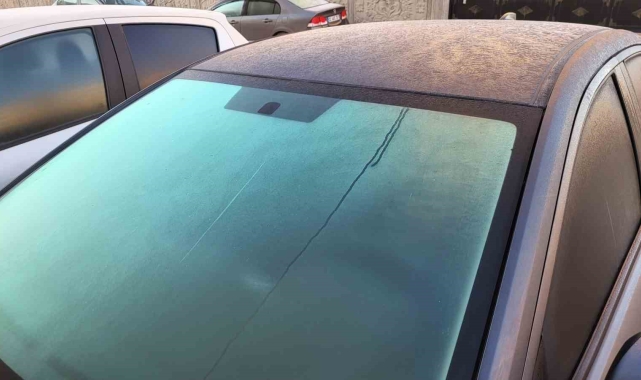 Adıyaman'da araçların camları buz tuttu