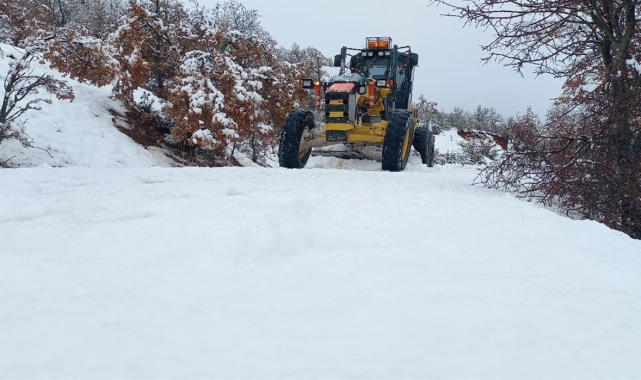 Afyonkarahisar'da 9 ilçe ve 56 köyde karla mücadele çalışmaları sürüyor