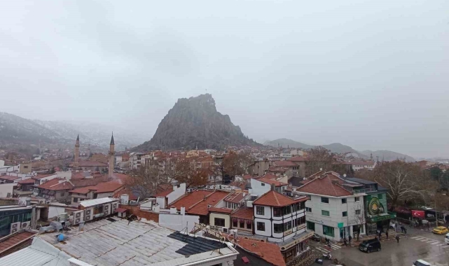 Afyonkarahisar'da beklenen kar yağışı öğle saatlerinden başladı