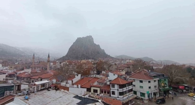 Afyonkarahisar'da beklenen kar yağışı öğle saatlerinden başladı