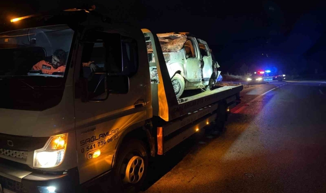 Afyonkarahisar'da hafif ticari araç devrildi: 5 kişi yaralandı