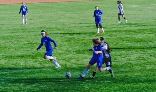 Ağrı ASPGSK Kadın Futbol Takımı, Erzincan Gençler Gücü'nü 2-0 mağlup ederek liderliğini sürdürdü