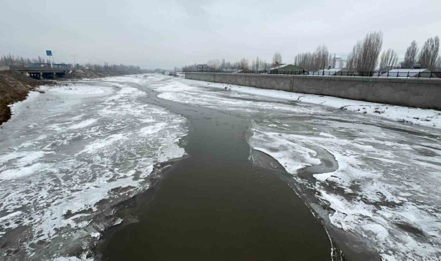 Ağrı'da dondurucu soğuklar nedeniyle Murat Nehri buz tuttu