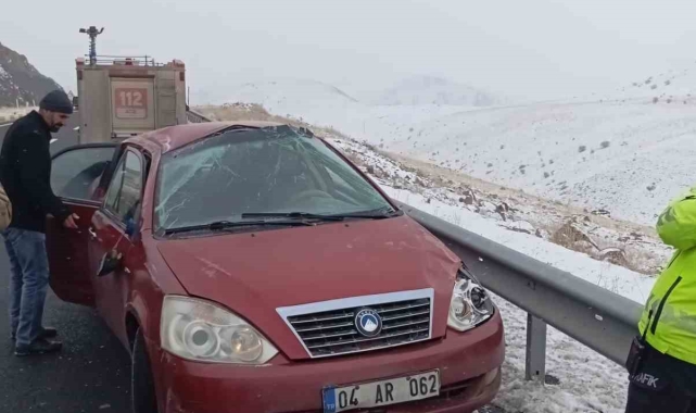Ağrı'da kontrolden çıkan araç kaza yaptı