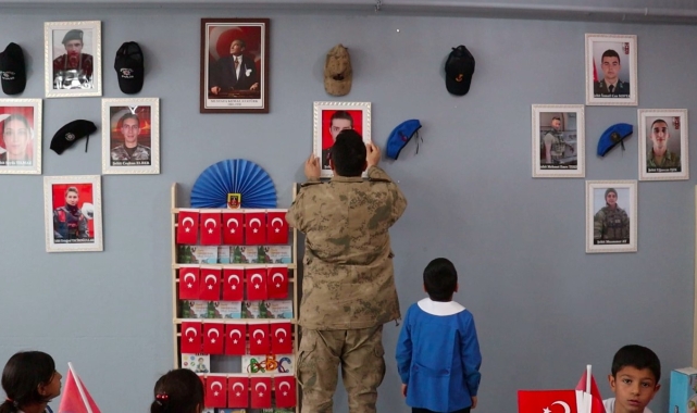 Ağrılı öğrenciler sınıf duvarlarını şehit resimleriyle süsledi