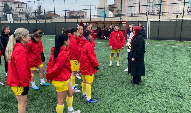 AK Parti İl Kadın Kolları Başkanı'ndan Eskişehirspor kadın futbol takımına ziyaret