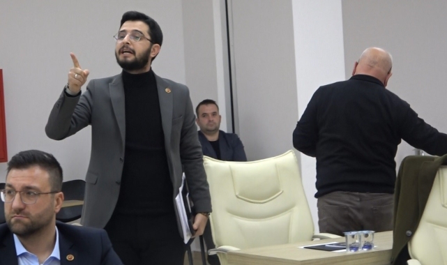 AK Partili Belediye Meclis üyeleri CHP'li başkanın söz vermemesine kızarak meclisi terk etti