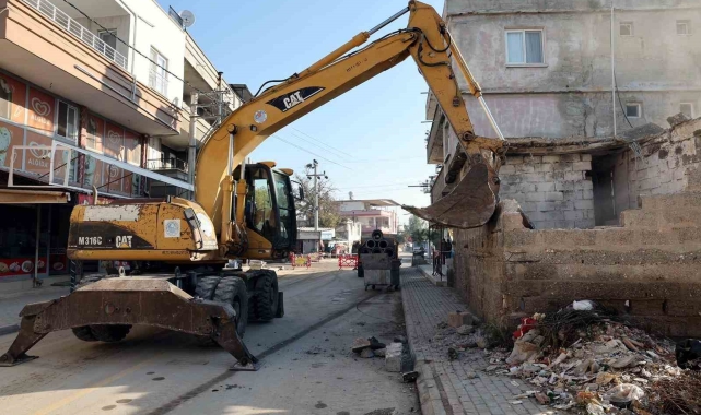 Akdeniz Belediyesi metruk binaları yıkıyor