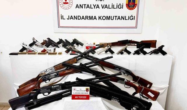 Alanya'da 11 adrese eş zamanlı silah ve uyuşturucu operasyonu